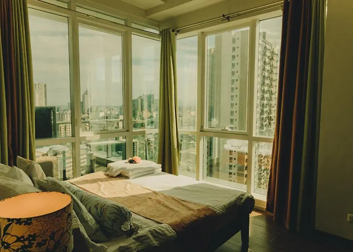 Ayala Mall 10mins Walk & Pool Apartment