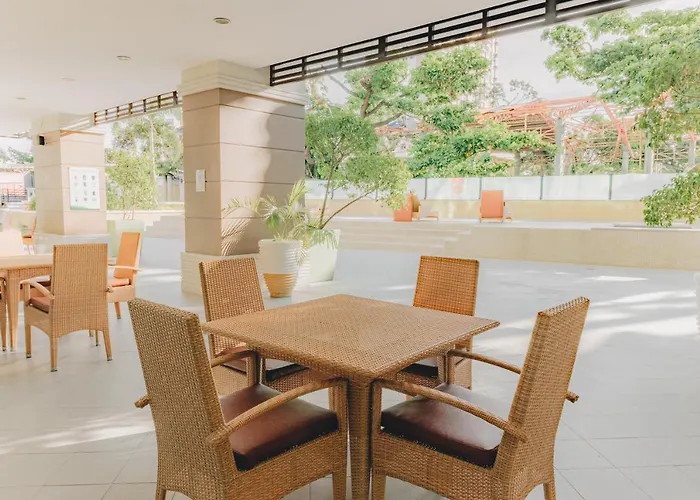 Ayala Mall 10mins Walk & Pool Apartment *